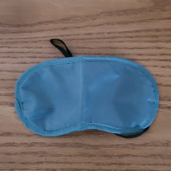 Mini Travel Pouch with Accessories - Picture 9 of 14